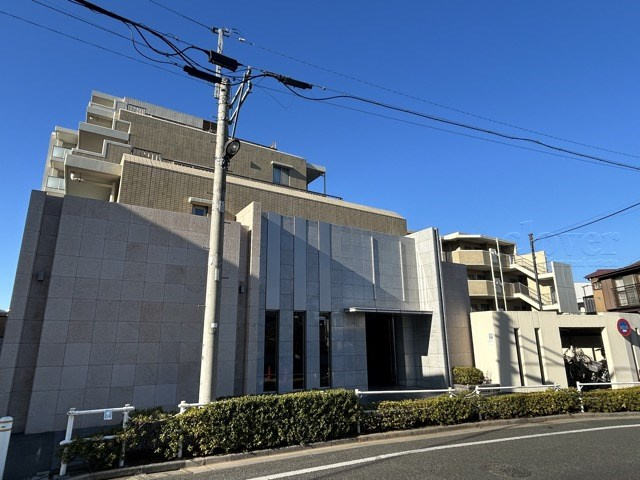 【外観】 | ゼファーヒルズ成増 | 青空によく映える建物です。手入れの行き届いた外壁やマンション正面エントランスなど、綺麗な姿をぜひ一度、現地にてご覧ください。～即日のご見学可能～　お問合せはお気軽にどうぞ。