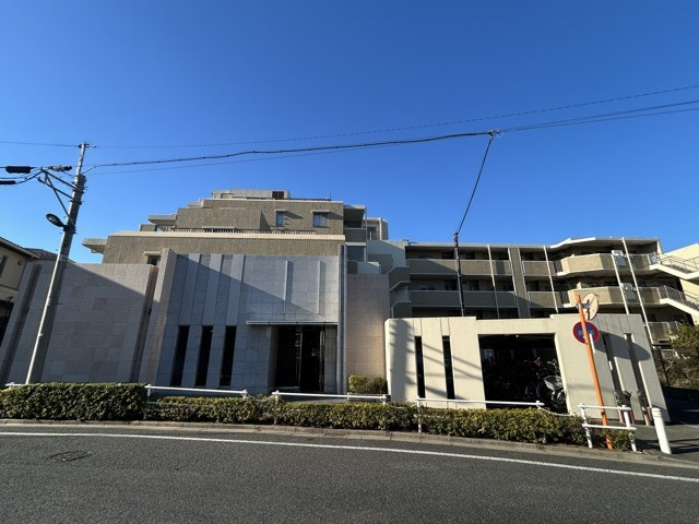 【現況写真】 | ゼファーヒルズ成増 | 手入れの行き届いた外壁やエントランスなど、「見ればわかる」レベルで清潔感を保ったマンションです。築年数を感じさせない姿で皆様をお出迎えします。～即日のご見学可能～　お問合せはお気軽にどうぞ。