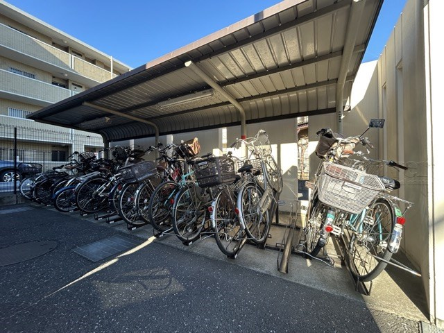 【駐輪場】 | ゼファーヒルズ成増 | 自転車置き場。マンションの共用部にあたります。空きの有無や駐輪料金、各戸の台数制限などについては、改めてお問い合わせください。～即日のご見学可能～　お問合せはお気軽にどうぞ。