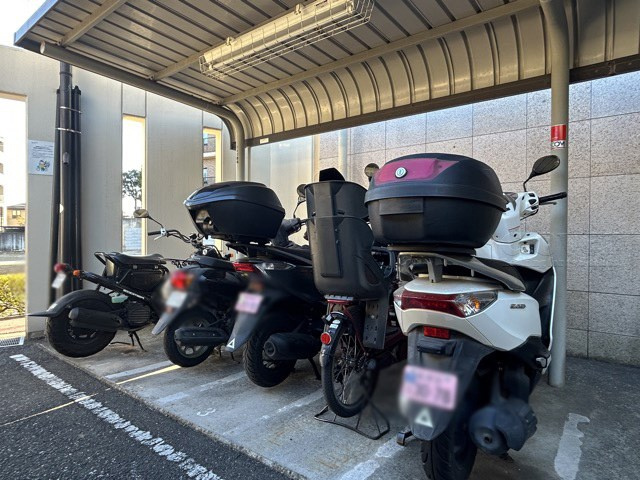 【駐車場】 | ゼファーヒルズ成増 | バイク置き場。空き区画の有無や駐輪料金、サイズおよび排気量規定などについては、改めてお問い合わせください。～即日のご見学可能～　お問合せはお気軽にどうぞ。