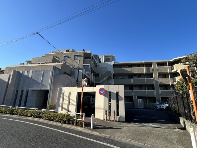 【外観】 | ゼファーヒルズ成増 | 手入れの行き届いた外壁やエントランスなど、「見ればわかる」レベルで清潔感を保ったマンションです。築年数を感じさせない姿で皆様をお出迎えします。～即日のご見学可能～　お問合せはお気軽にどうぞ。