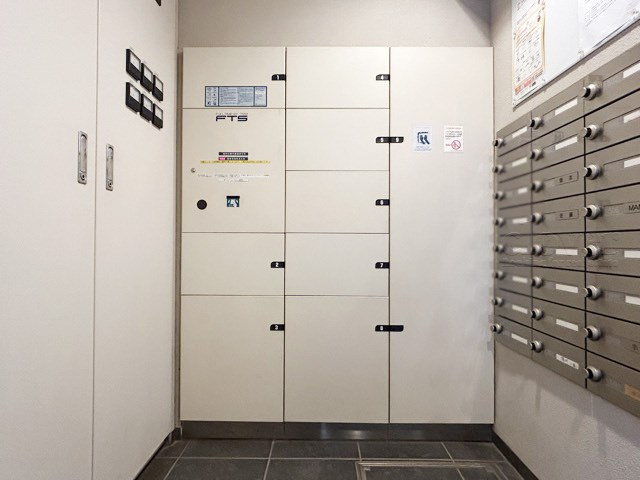 【設備】 | ゼファーヒルズ成増 | 仕事をしたり、家をあけがちな人にとっては必須となる、宅配BOX。ネット通販や宅配サービスの利用頻度が高い人にとっても、うれしい設備です。～即日のご見学可能～　お問合せはお気軽にどうぞ。