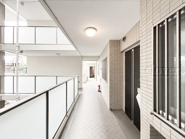 【その他共用部分】 | ゼファーヒルズ成増 | マンションの共用廊下です。きれいに清掃されています。周囲のお部屋の様子も、ぜひ伺ってみてください。～即日のご見学可能～　お問合せはお気軽にどうぞ。