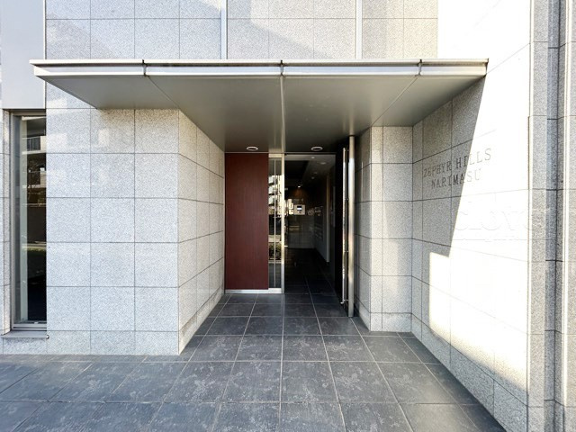 【エントランス】 | ゼファーヒルズ成増 | オートロックを備えた、マンションのエントランス。やはりセキュリティの観点は欠かすことができません。皆様を“安全”に送り出し、出迎えてくれます。～即日のご見学可能～　お問合せはお気軽にどうぞ。