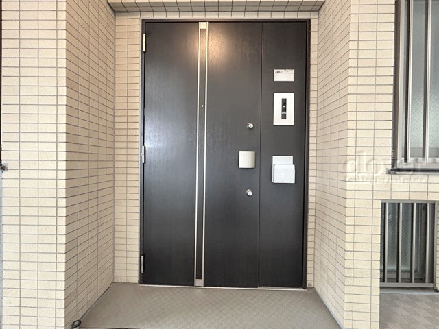 【その他共用部分】 | ゼファーヒルズ成増 | 皆様をお迎えする、お部屋の玄関ドア。開けやすさや開放角度、ドアノブの操作しやすさや鍵の形状などを、現地で一度ご確認ください。～即日のご見学可能～　お問合せはお気軽にどうぞ。
