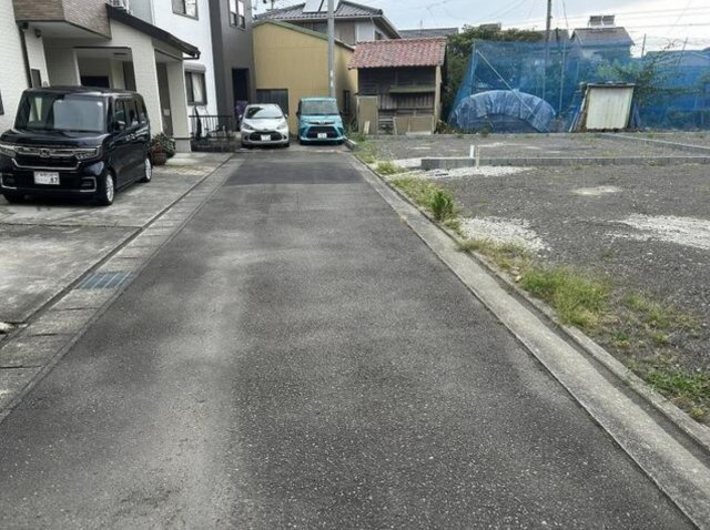 売土地　静岡市駿河区下川原の前面道路含む現地写真