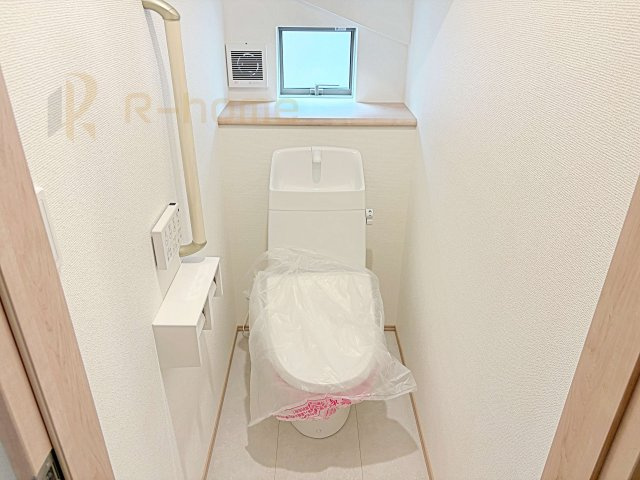 ひたちなか市津田　新築戸建て　A号棟のトイレ|温水洗浄便座付きのトイレ。
トイレが２ヵ所設置で朝の忙しい時間でも安心です。