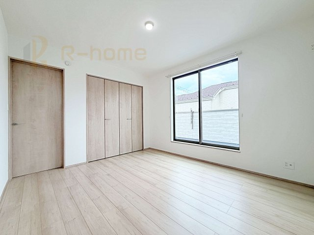 ひたちなか市津田　新築戸建て　A号棟の洋室|どんな部屋家具も合わせやすいシンプルな洋室！
たっぷりの日差しと心地よい風が舞い込む住まい♪