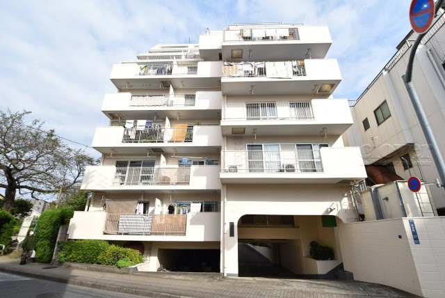 【外観】 | 宮本37ハイツ | 手入れの行き届いた外壁やエントランスなど、「見ればわかる」レベルで清潔感を保ったマンションです。築年数を感じさせない姿で皆様をお出迎えします。～即日のご見学可能～　お問合せはお気軽にどうぞ。