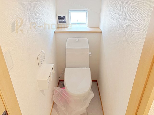 ひたちなか市津田　新築戸建て　B号棟のトイレ|温水洗浄便座付きのトイレ。
トイレが２ヵ所設置で朝の忙しい時間でも安心です。