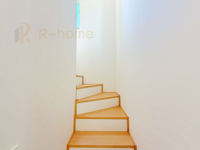 ひたちなか市津田　新築戸建て　B号棟の内装|手すりのついた階段！小さなお子様の利用も一安心です♪