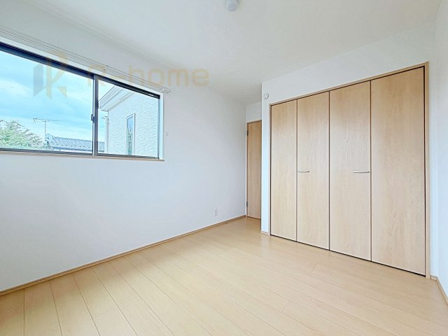 ひたちなか市津田　新築戸建て　B号棟の洋室|全居室に収納を完備♪スッキリとした快適な居住空間を確保！