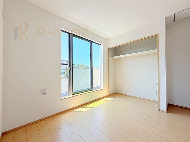 ひたちなか市津田　新築戸建て　B号棟の洋室|どんな部屋家具も合わせやすいシンプルな洋室！
たっぷりの日差しと心地よい風が舞い込む住まい♪