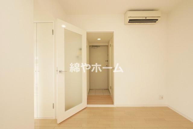 CHATEAU NAMBA RIPPLEの寝室|広くて明るい寝室