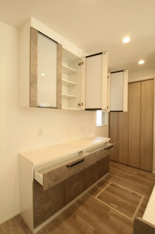 海老ノ丸　新築戸建　1号棟　（全2区画）のキッチン|カップボード
