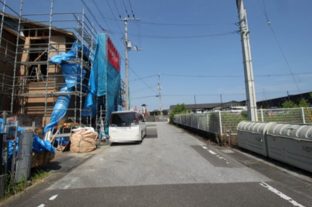 海老ノ丸　新築戸建　1号棟　（全2区画）の前面道路含む現地写真|前面道路　幅　6.0ｍ