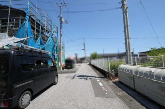海老ノ丸　新築戸建　1号棟　（全2区画）の前面道路含む現地写真|前面道路　幅　6.0ｍ