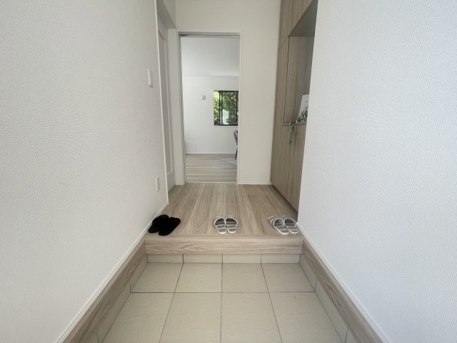 豊見城市金良Ⅲ（全10棟）B・C・D・G号棟の玄関|B号棟　十分な収納付き玄関♪