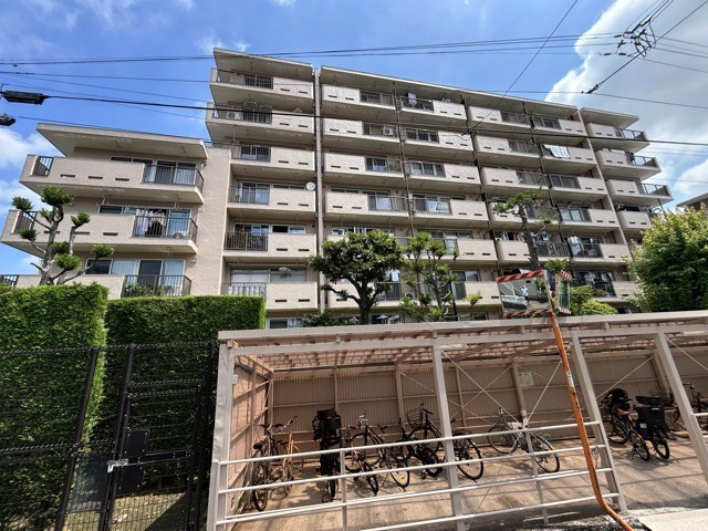 【外観】 | コープ戸山台 | 手入れの行き届いた外壁やエントランスなど、「見ればわかる」レベルで清潔感を保ったマンションです。築年数を感じさせない姿で皆様をお出迎えします。～即日のご見学可能～　お問合せはお気軽にどうぞ。
