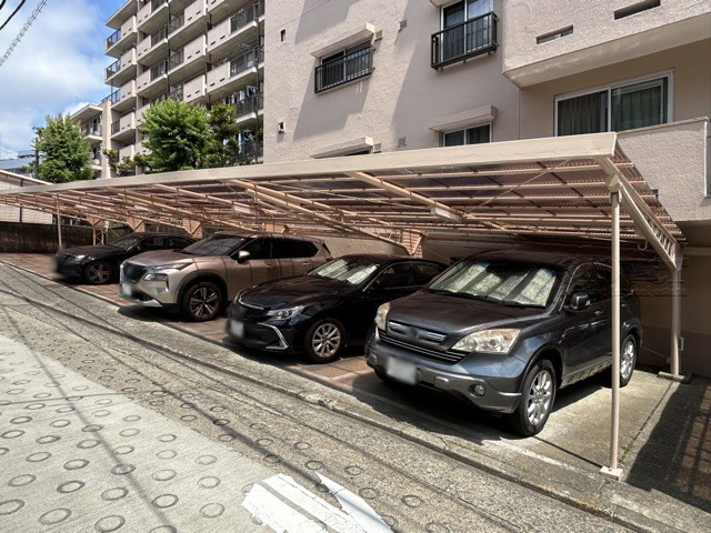 【駐車場】 | コープ戸山台 | マンションの駐車場スペース。空きの有無や駐車料金、サイズ規定などについては、改めてお問い合わせください。～即日のご見学可能～　お問合せはお気軽にどうぞ。