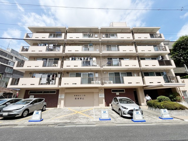 【外観】 | コープ戸山台 | 青空によく映える建物です。手入れの行き届いた外壁やマンション正面エントランスなど、綺麗な姿をぜひ一度、現地にてご覧ください。～即日のご見学可能～　お問合せはお気軽にどうぞ。
