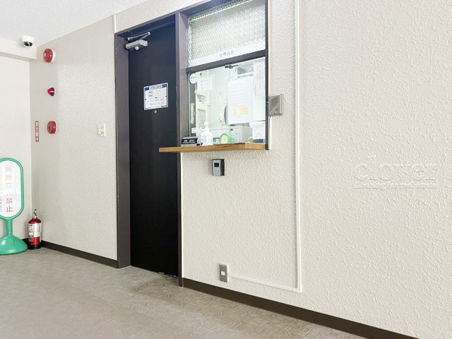 【受付】 | コープ戸山台 | 管理人さんが勤務する管理室。このマンションがきれいに保たれているのは、もちろん管理人さんのおかげ。～即日のご見学可能～　お問合せはお気軽にどうぞ。

