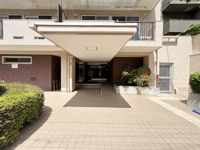 【エントランス】 | コープ戸山台 | 夜間オートロックを備えたマンションのエントランス。時間を区切って皆様の「安全」を確保してくれる設備です。うれしくも安心感のある機能性です。～即日のご見学可能～　お問合せはお気軽にどうぞ。
