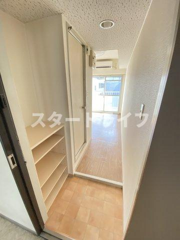 大阪市淀川区東三国１丁目の賃貸マンションの玄関