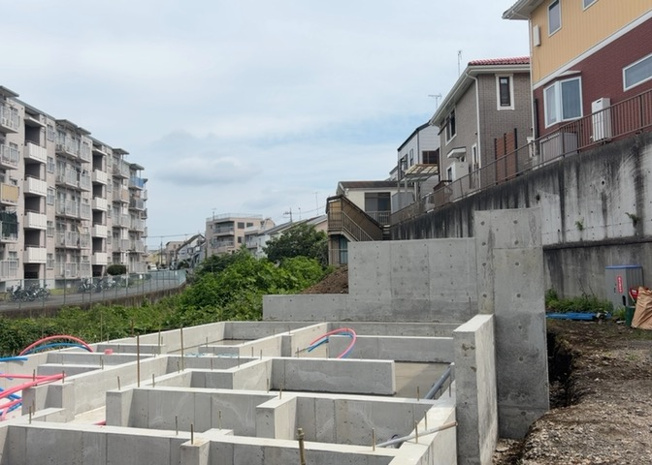 【バルコニー】 | バルコニーは、室外の専用スペースのうち、「屋根がなく開放された空間」であるものを指します。ベランダより広いタイプのものが多く、日当たりもよいため家庭菜園などを楽しみたい人にとって適した環境となります。