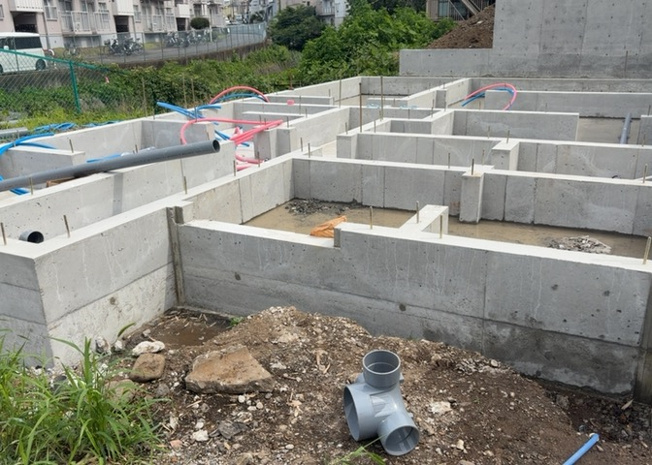 【構造・工法・仕様】 | 木造住宅とは土台、壁、柱など建築物の強度を支える構造体の材に木が使用されている構造を指します。構造体は建物の自重を支えるだけではなく風圧や水圧、積裁荷重などあらゆる衝撃に耐えるための基礎です。
