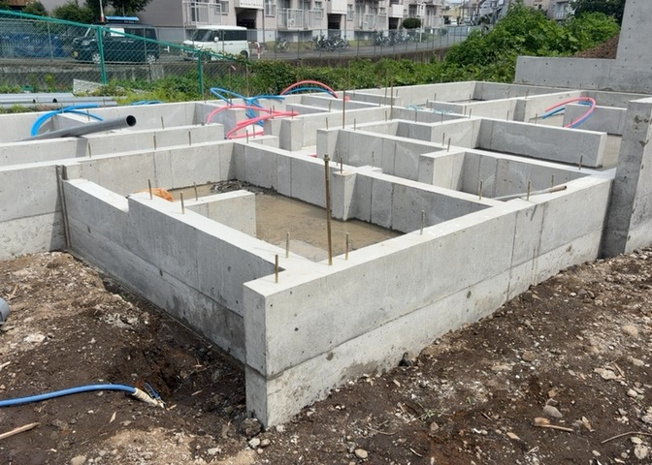 【構造・工法・仕様】 | ベタ基礎とは、柱の位置に関係なく全体に基礎がある事を指し、面積が大きい分建物の重さを全体に分散できます。また、地面からの湿気や害虫を遮断でき、木造住宅で心配されるシロアリ被害を防ぐ効果も期待できます。