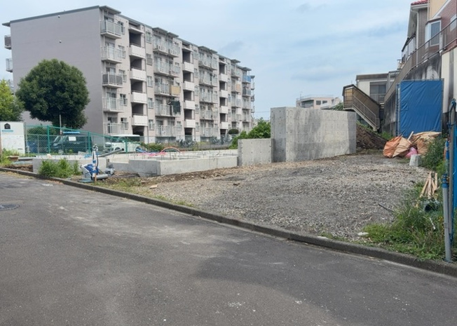 【外観】 | 現地に行くなら、物件の周囲の地形がどうなっているかを見ることも大切です。周辺より低くなっている土地では、大雨などで水が集まりやすいため、地盤が弱くなっているということも考えられるため、注意が必要です。