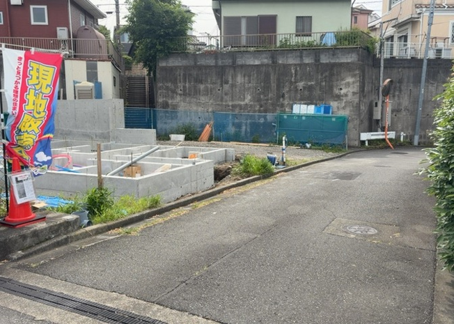 【前面道路含む現地写真】 | 道幅が狭い場所は比較的土地の値段が低いことが多く、また交通量が少ないため騒音が少なく静かな環境で過ごせます。また、小さいお子様がいるご家庭も安心です。一方で車の駐車が難しいというデメリットもあります。