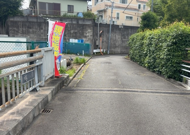 【前面道路含む現地写真】 | 道幅が広い場所は日当たりや風通が良好です。幅が広いのですれ違いも可能ですし大きな車でも駐車可能！一方で、大型車が通ることも多くなるため交通量の増加により騒音に繋がります。また土地の値段が高くなります。