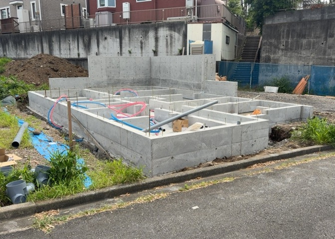 【外観】 | 現在は更地となっています。現地をご見学に行く際は、道路の幅や周辺の交通量、施設などをご確認頂くことをおすすめします！ある程度イメージをつけたいという場合は、同売主の施工事例や完成パースもお見せします。