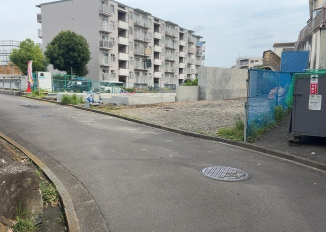 【前面道路含む現地写真】 | 住宅用の土地では前面道路に2m以上接していなければならないと法律で定められています。しかし、お持ちの車のサイズやライフスタイルなどにより、2mでは利便が悪い場合もございますので、事前に確認しましょう。