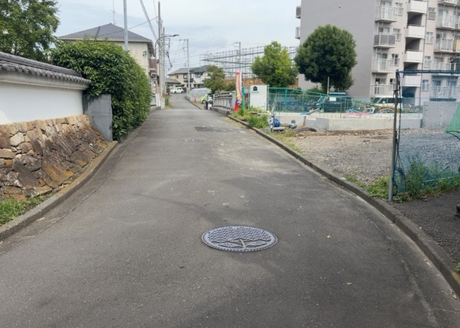 【前面道路含む現地写真】 | お持ちの車種によっては前面道路が広い方が便利でしょう。しかし、前面道路が広ければその分交通量が多くなるため、騒音などが気になる場合があります。実際に現地を見学し、周辺交通量や騒音などを確認しましょう！