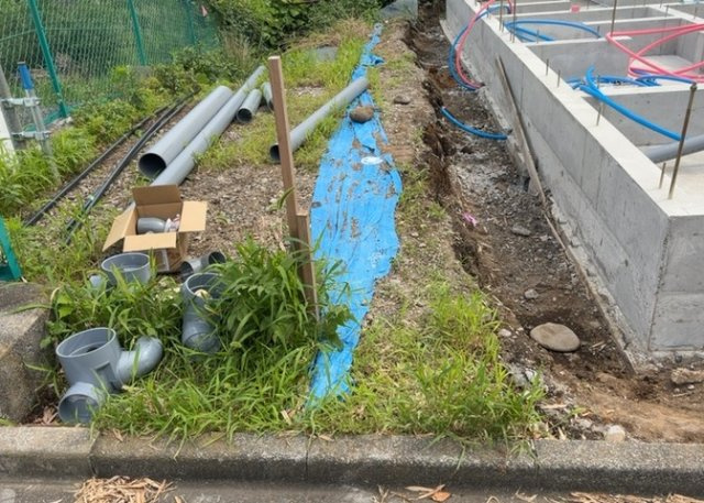 【庭】 | 庭があることでガーデニングや家庭菜園はもちろん、こどもの遊び場やペットを放して遊ぶことができます。また、家の周囲に余裕があるということです。隣地との間があれば、十分な日当たりと、風通しが確保できます。