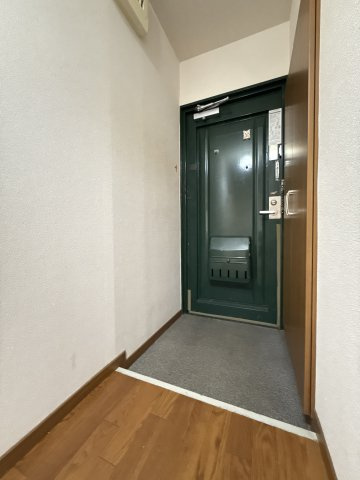 八八マンションの玄関