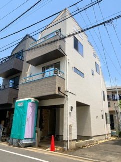 【外観】 | 葛飾区東新小岩6丁目新築戸建て【全2棟】 | 南西道路に面した開放感ある立地。陽光と風を感じながら心地よく暮らせます。