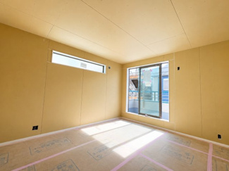 【居間・リビング】 | 葛飾区東新小岩6丁目新築戸建て【全2棟】 | 【施工中】自然光がたっぷり届く、爽やかな住空間が魅力です。