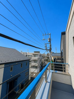 【バルコニー】 | 葛飾区東新小岩6丁目新築戸建て【全2棟】 | 爽やかな風と陽光に包まれる、開放感あふれるバルコニー。