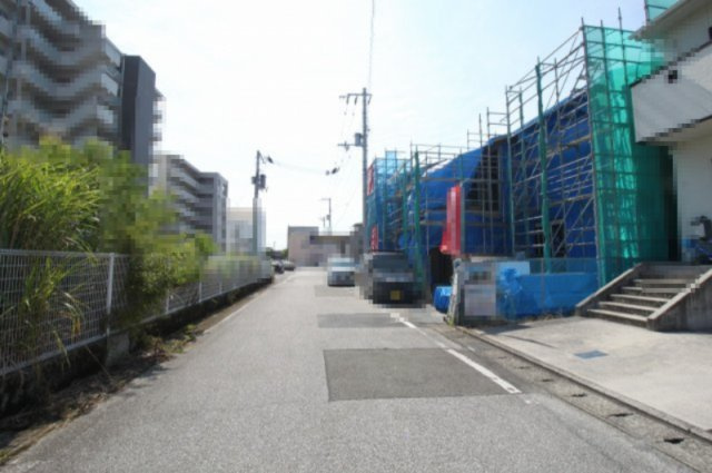 海老ノ丸　新築戸建　2号棟　（全2区画）の前面道路含む現地写真|前面道路　幅　6.0ｍ