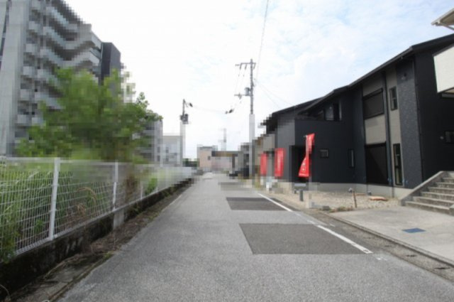 海老ノ丸　新築戸建　2号棟　（全2区画）の前面道路含む現地写真|前面道路　幅　6.0ｍ