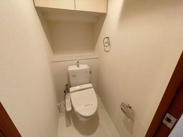 温水洗浄便座付きのトイレです♪