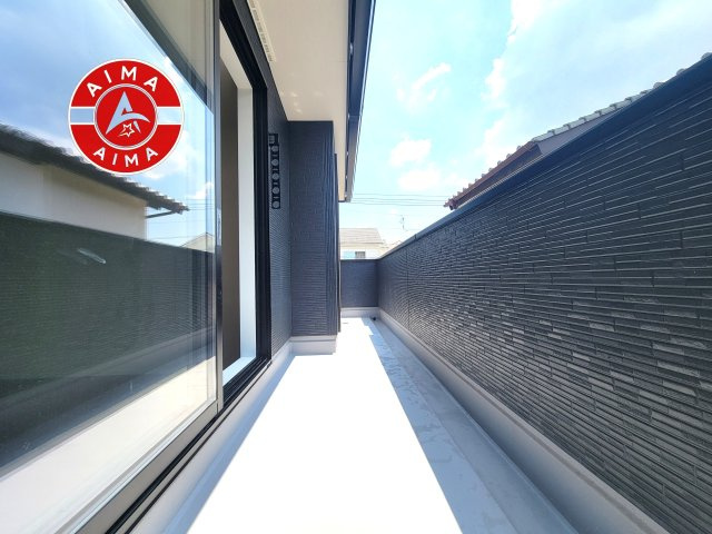 春日市一の谷4丁目第1-3棟(2号棟)のバルコニー|風をしっかりと感じられるバルコニーでは、毎日が洗濯日和です。広々としているので洗濯も楽しくなるでしょうし、気分転換にバルコニーからの眺めを楽しむのもいいでしょう。