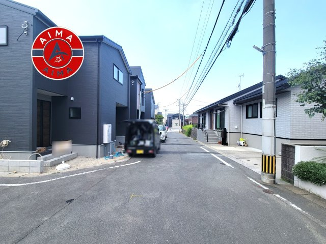 春日市一の谷4丁目第1-3棟(2号棟)の前面道路含む現地写真|前面道路は閑静な住宅地をはしる車通りの少ない道路。お車の出し入れが苦手なママや小さなお子様にも安心ですね。しっかり舗装もされているので、ベビーカーや自転車で通っても快適に通行できます。