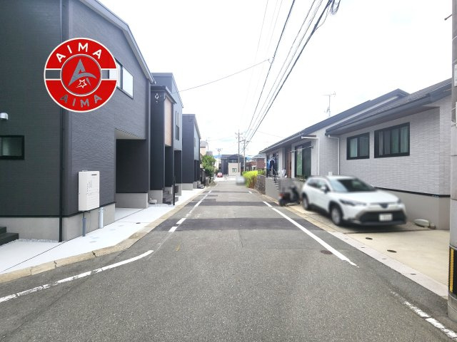 春日市一の谷4丁目第1-3棟(2号棟)の前面道路含む現地写真|前面道路は閑静な住宅地をはしる車通りの少ない道路。お車の出し入れが苦手なママや小さなお子様にも安心ですね。しっかり舗装もされているので、ベビーカーや自転車で通っても快適に通行できます。