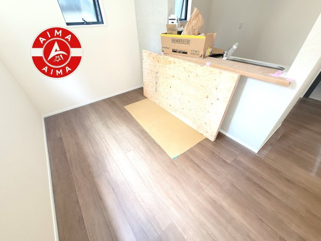 春日市一の谷4丁目第1-3棟(2号棟)のダイニング|キッチンから立ち込める香りが今日の料理を期待させます。