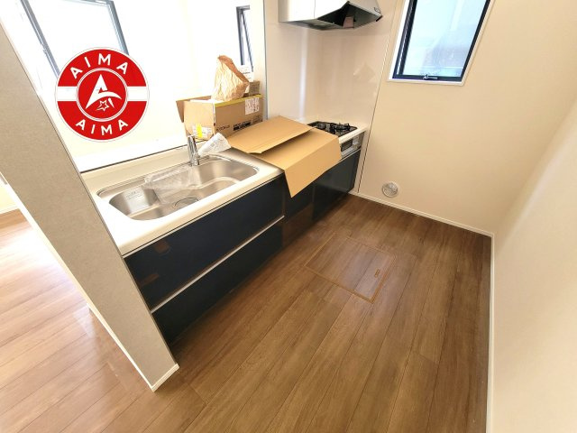 春日市一の谷4丁目第1-3棟(2号棟)のキッチン|ダイニングテーブルへの配膳がラクラク、お料理はかどるカウンター付きシステムキッチン！